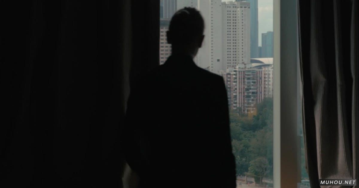 中国香港的女人拉开窗帘的剪辑实拍4K视频Clip Of Woman Opening Curtains On The View Of Hong Kong, China