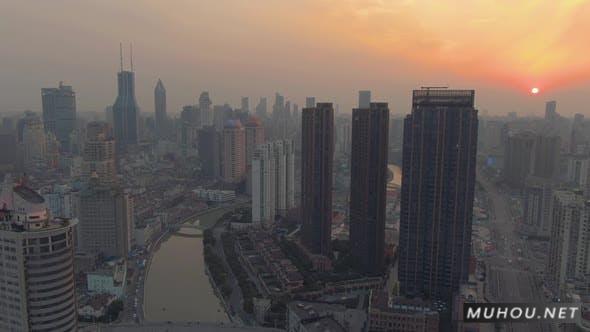 日落时的上海天际线。黄埔城市景观航拍视频素材插图