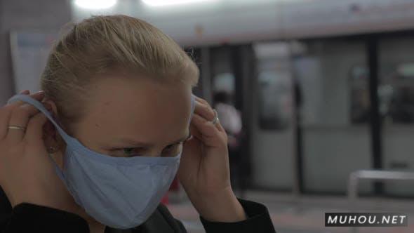在中国香港的地铁里，一个年轻女孩戴着医疗口罩视频素材In Hong Kong, China in Subway a Young Girl Wears a Medical Mask