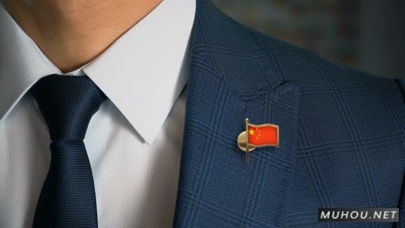 男人西服上的中国徽章标志4K视频插图