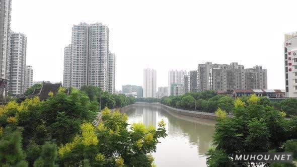 中国城市河流航拍4K视频素材Flying Above River In China City
