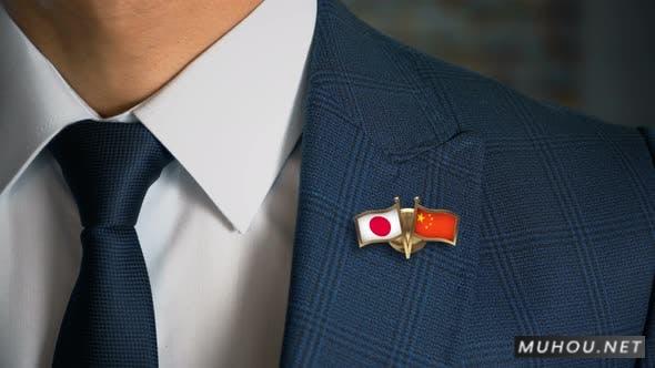 商人衬衫上的胸针4K视频素材Businessman Friend Flags Pin Japan China插图