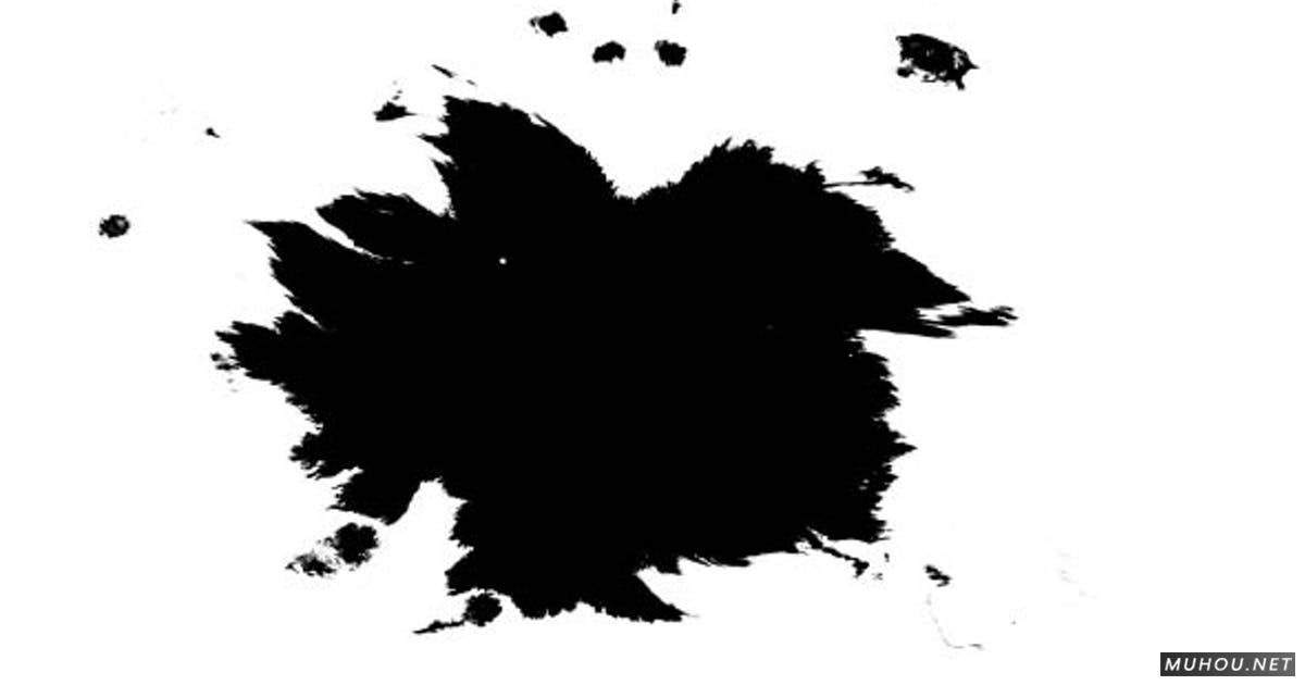 黑色墨水滴在湿纸上视频素材56