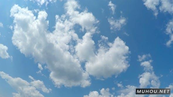 蓝天上的白色蓬松云实拍视频素材插图