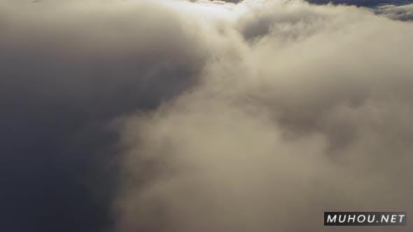 从驾驶舱直接观看-日出时飞过美丽的云海4K实拍视频素材插图