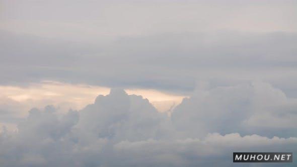 蓬松的白云在延时中快速移动。傍晚，多云的天堂背景延时4K视频素材插图