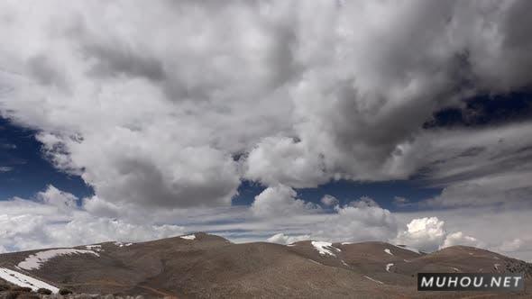 贫瘠的雪山顶上多云天空延时摄影视频素材插图