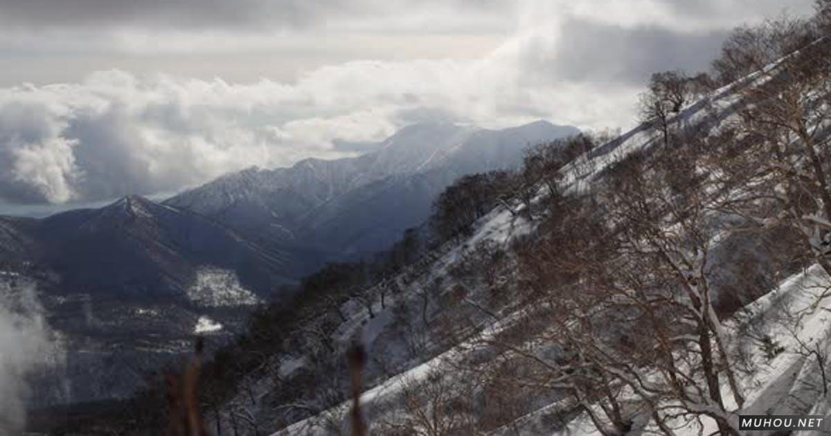 日本阿尔卑斯山山脉的雪地森林山坡延时摄影视频素材