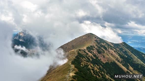 在阿尔卑斯山景观中快速移动的云层延时摄影视频素材插图
