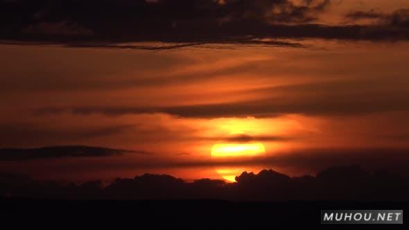 乌云层的日落火红的太阳4k延时摄影视频素材插图