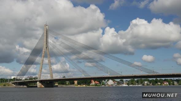 欧洲大桥晴朗天空4k延时摄影视频素材插图