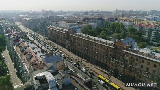 白俄罗斯明斯克的早晨，城市交通中央大街，私人和商业建筑Cityscape视频素材插图