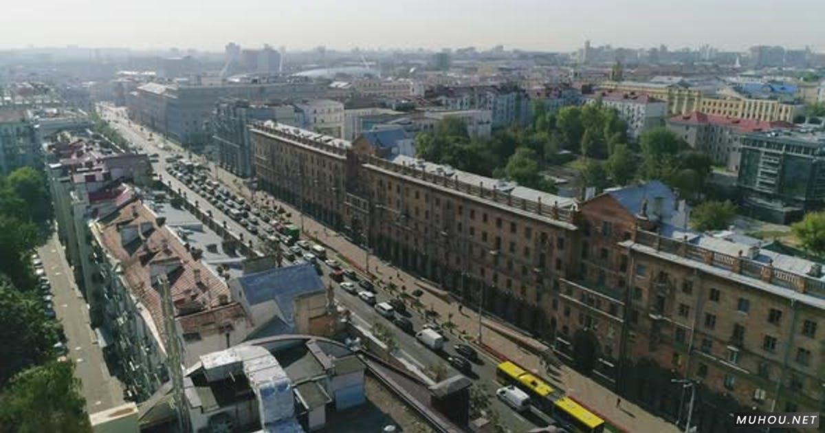 白俄罗斯明斯克的早晨，城市交通中央大街，私人和商业建筑Cityscape视频素材