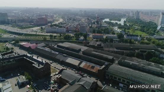 市工业区，旧厂屋顶，道路交通4k视频素材插图