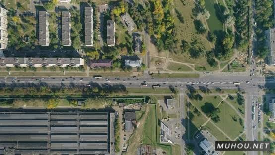 鸟瞰城市十字路口工业区，移动汽车住宅建筑4k视频素材插图