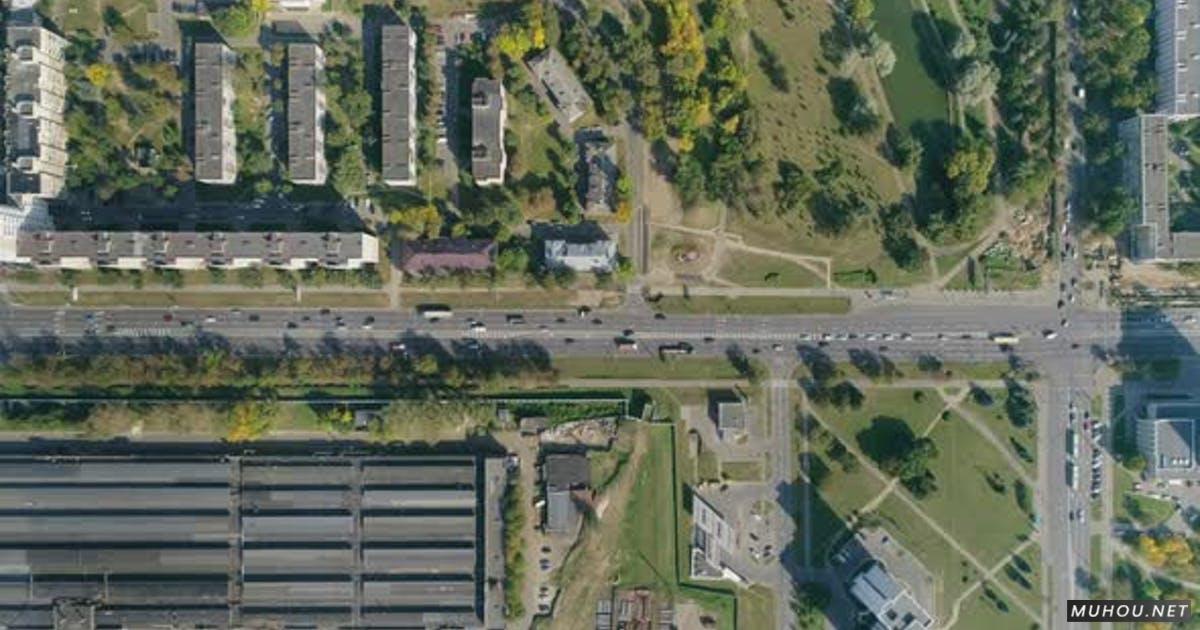 鸟瞰城市十字路口工业区，移动汽车住宅建筑4k视频素材