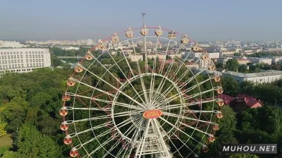 游乐园明斯克白俄罗斯城市公园明斯克的景点摩天轮，空中无人机4k视频素材插图