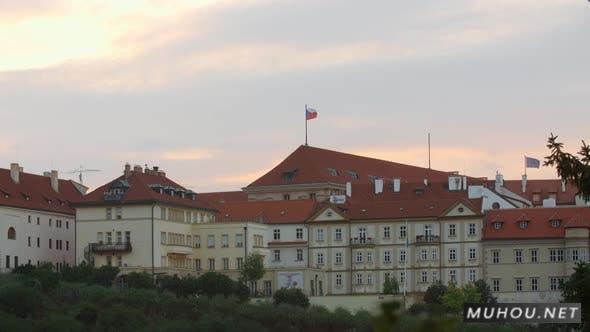 布拉格建筑物上的捷克国旗视频素材插图