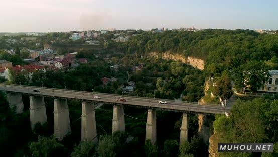 在卡梅内克-波多尔斯基峡谷和老城区鸟瞰航拍4k视频素材插图