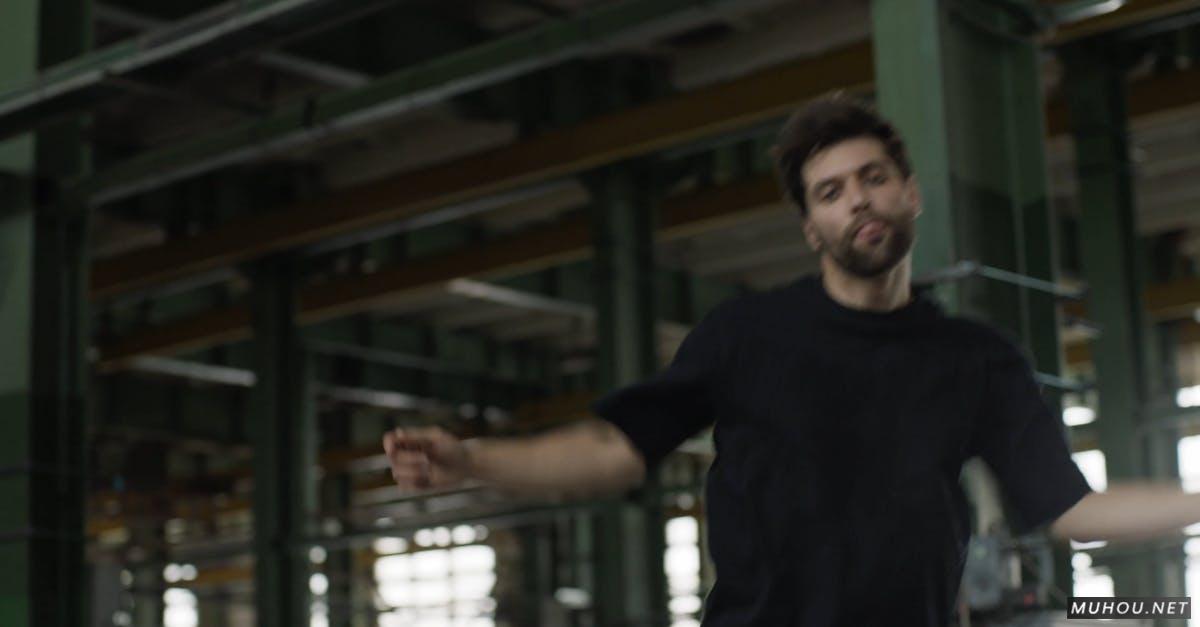 男人在仓库跳舞街舞嘻哈音乐高清CC0视频素材