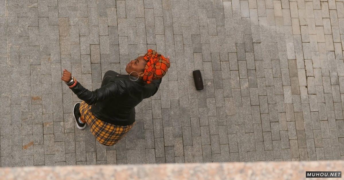 俯拍带头巾的黑人女人跳舞4k高清CC0视频素材