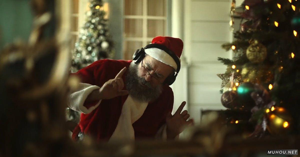 戴着耳机跳舞的圣诞老年人高清CC0视频素材