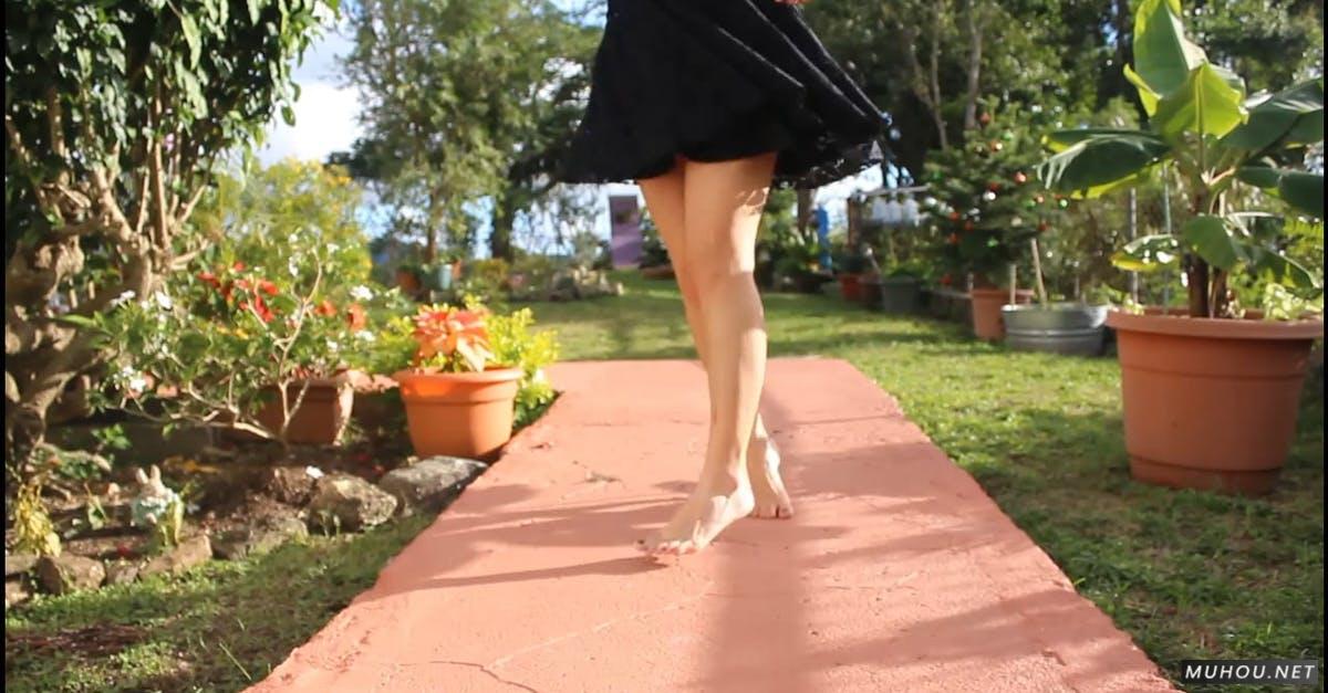 花园中女人舞蹈连衣服特写高清CC0视频素材