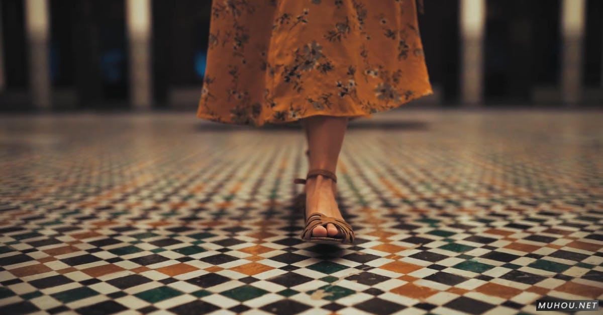 低角度拍摄地板女人脚步特写高清CC0视频素材