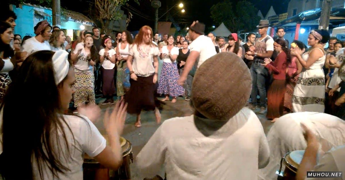 晚上一群人在看跳舞的高清CC0视频素材
