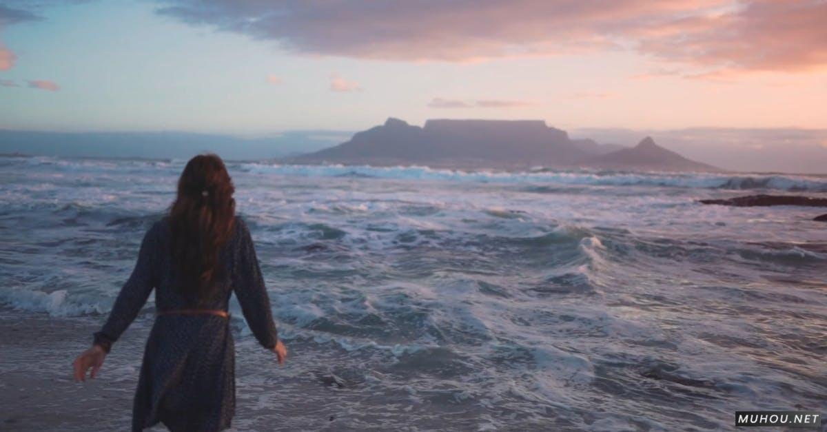日落时女性光着脚在海滩的全景高清CC0视频素材
