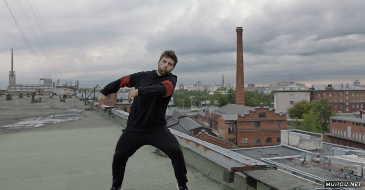 房顶的男人跳舞艺术运动4k高清CC0视频素材