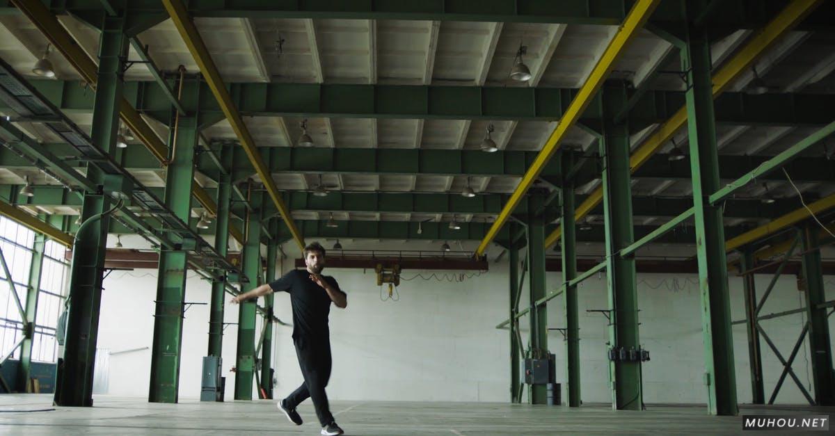 男人在厂房跳舞4k 高清CC0视频素材插图