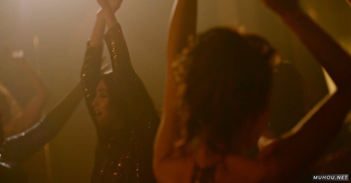 女士们在昏暗的酒吧跳舞高清CC0视频素材插图
