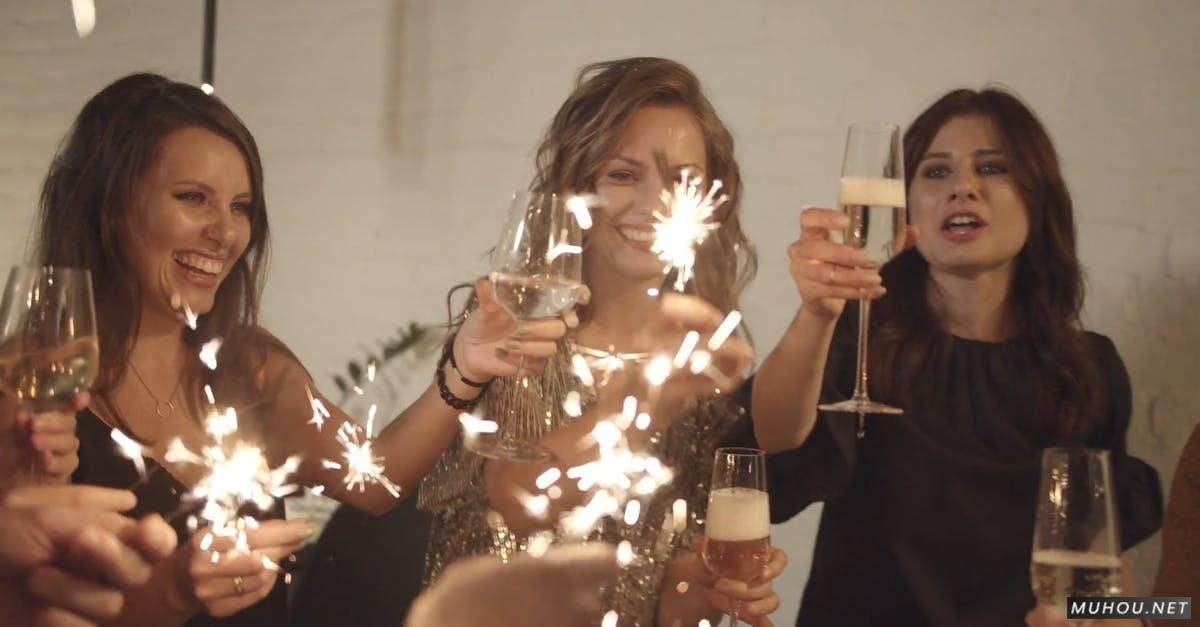 一群妇女拿着烟火烟花庆祝喝酒CC0免版权视频素材插图