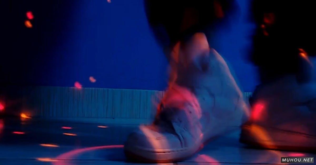 一个人在白色运动鞋的跳舞脚 特写CC0免版权视频素材插图