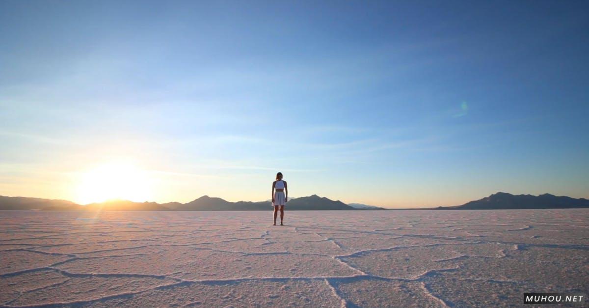 一个女人在结冰的湖面跳舞CC0免版权视频素材