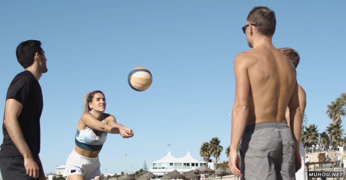 夏天年轻人在沙滩玩排球高清CC0视频素材