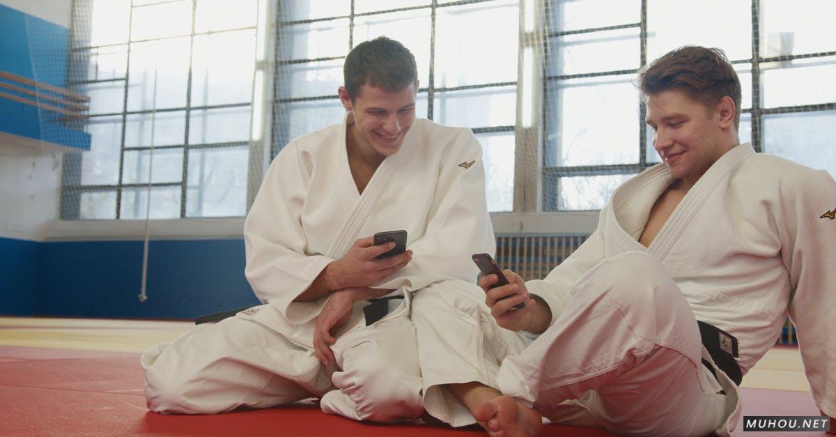 二个男性身穿柔道服看手机的4k分辨率高清CC0视频素材插图