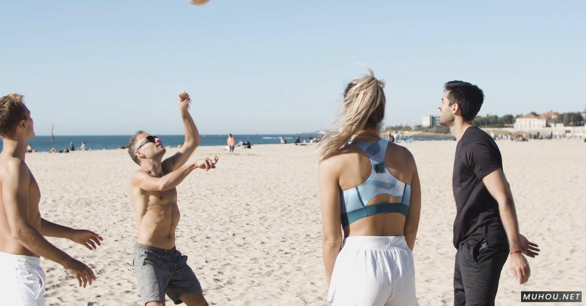 夏天在沙滩上打排球的几个人2k高清CC0视频素材插图