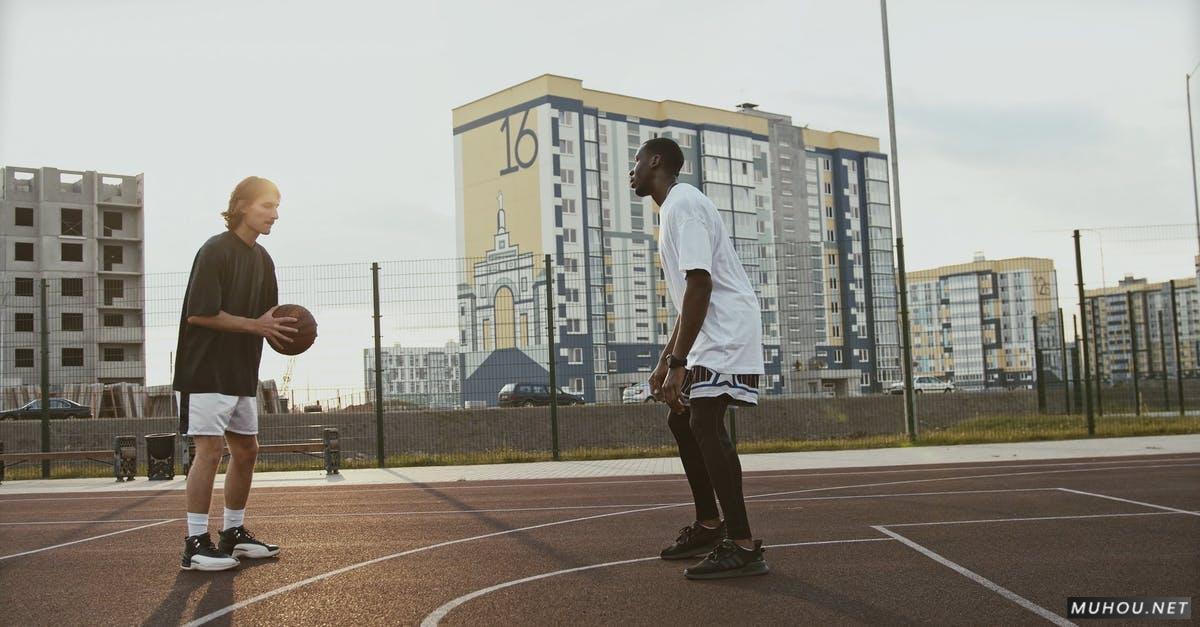 街头室外篮球场黑人男人打球4k高清CC0视频素材