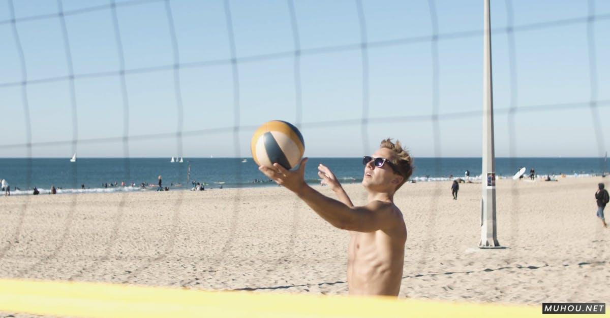 男性在沙滩练球的高清CC0视频素材