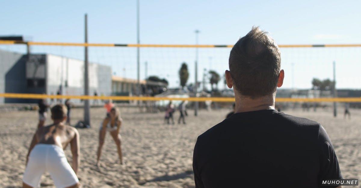 沙滩上打排球的男人背影2k高清CC0视频素材