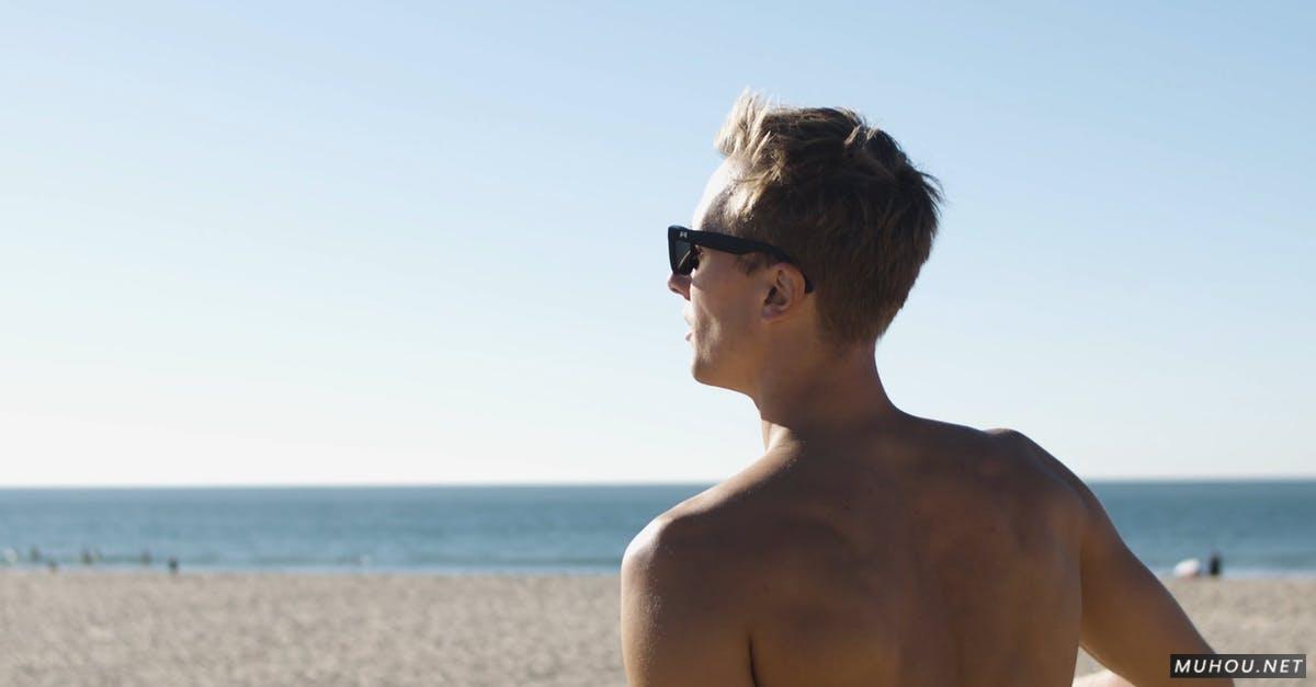 夏天男人沙滩排球发球动作2k高清CC0视频素材插图