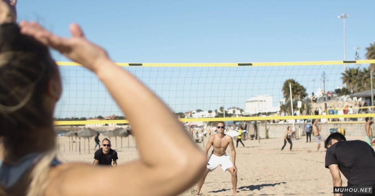 夏天年轻人在海边沙滩上运动打球排球2k高清CC0视频素材