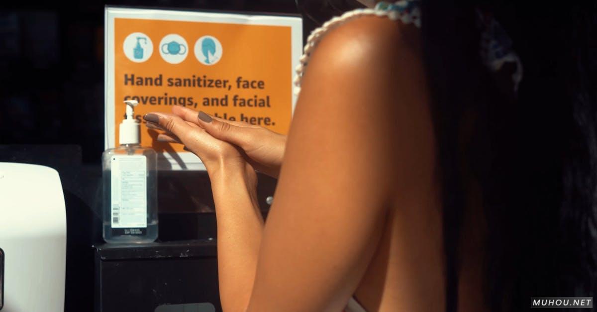 女人使用免洗洗手液消毒免版权4K视频下载插图