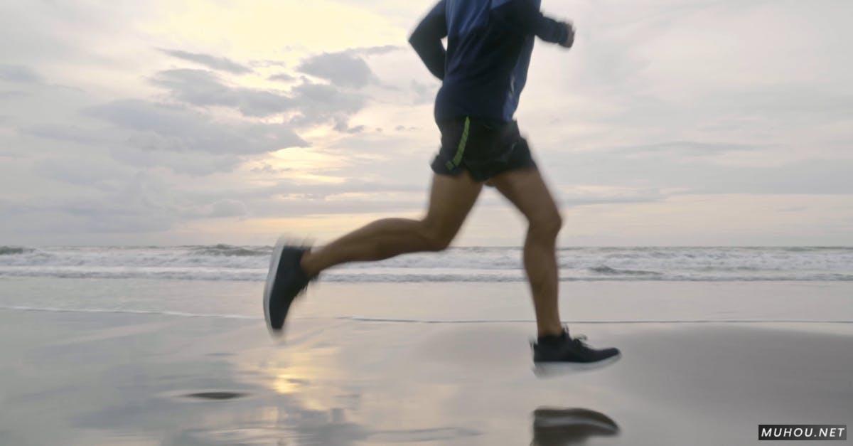 一个男人在沙滩上跑步奔跑4k CC0视频素材