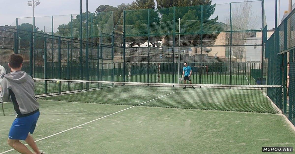 男子在白天打网球 网球场实拍CC0视频素材插图