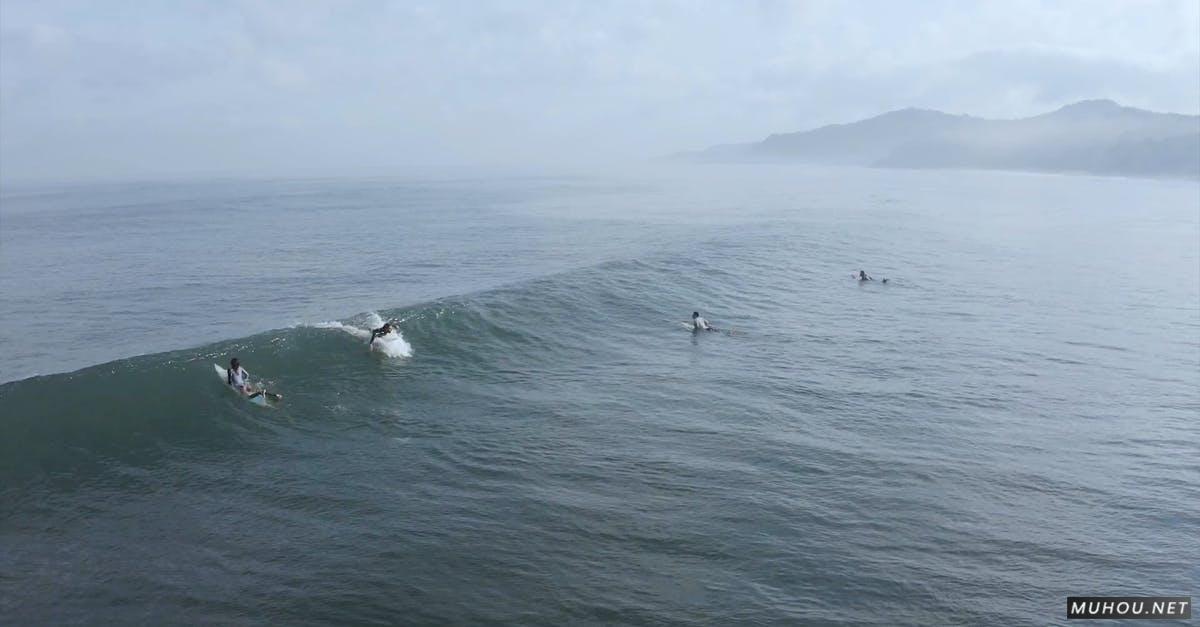 冲浪者在有雾的日子海上冲浪航拍CC0视频素材