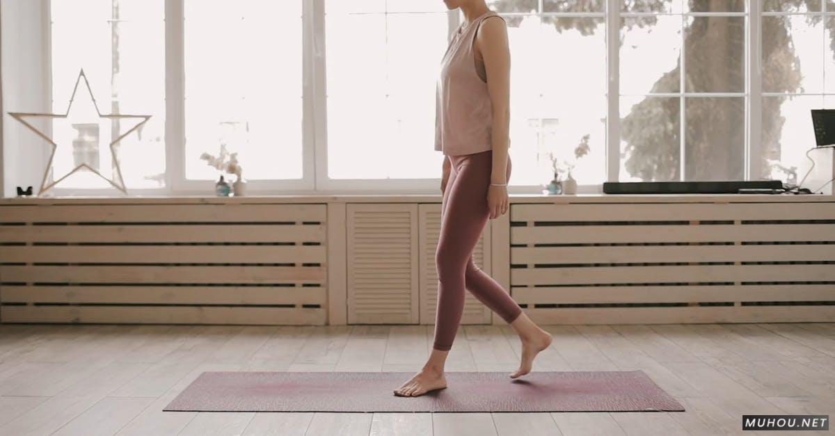 女人在瑜伽垫子上运动高清CC0视频素材插图