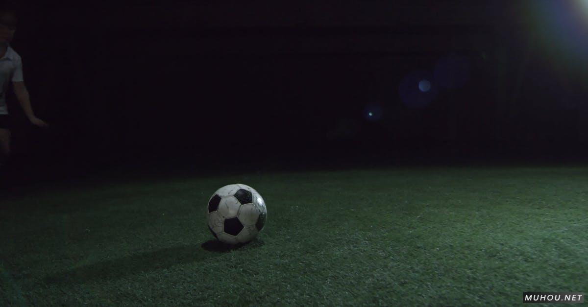 踢足球的人足球特写慢镜头4k CC0视频素材插图